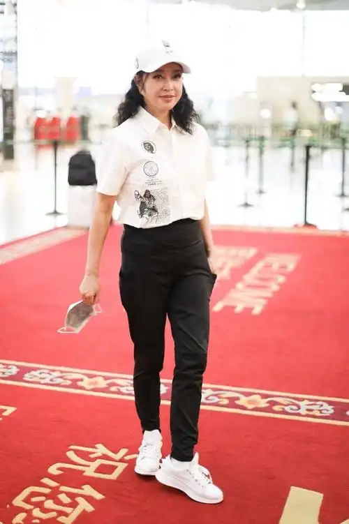 刘晓庆71岁老得不真实满脸干瘪的皱纹还穿红衫装阿姨不假吗