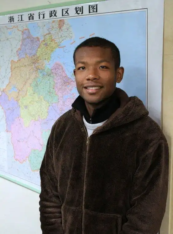 被黑人父亲抛弃,自称中国人,天赋出众要为中国效力|南非|丁慧|黑人