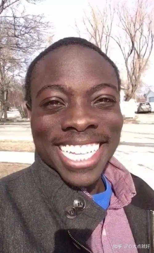 谁有以前传的很火的黑人照片,露着大白牙当壁纸的那个我要爆照用的?