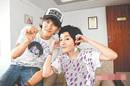 范晓萱黏阿部力 砸4万重金造特质耳麦(图)