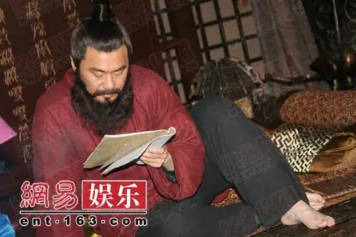 曹操陈建斌被曝难伺候片场赤脚半躺候戏