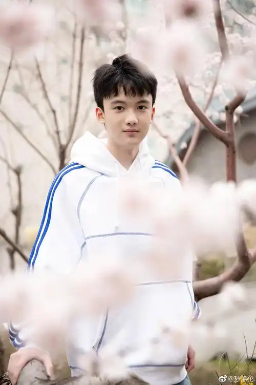 孙浠伦  05年的  山河令里头演技不错  我觉得比俩男主更自然   可以