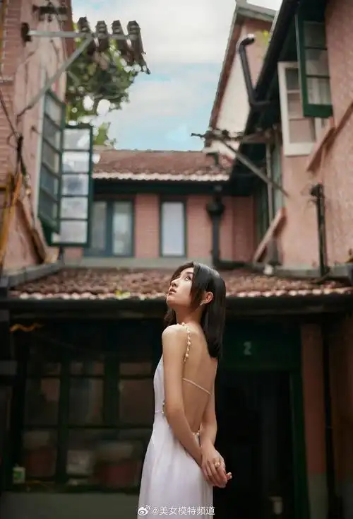 张子枫白色丝缎露背长裙