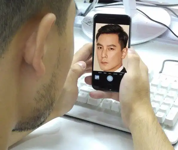 12后记有很多人抨击"在朋友圈晒p图后的自拍"的做法,大概就是"自欺欺