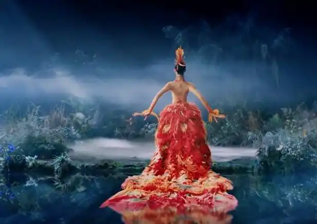 河南春晚杨丽萍凤凰造型如涅盘重生网友直呼震撼又惊艳