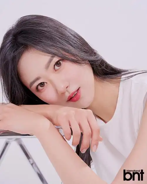 金敏智最新杂志写真曝光 薄纱上衣展轻熟甜美氛围