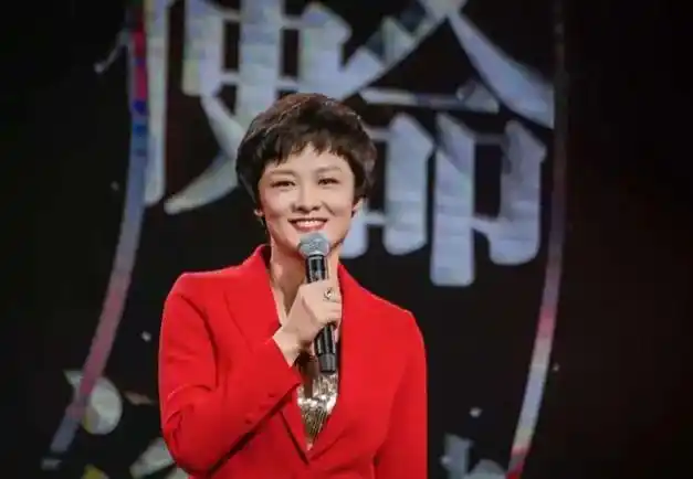 08年央视记者李小萌因汶川地震采访时痛哭成名感动了无数人