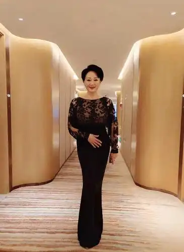 57岁王姬仍然风韵犹存!一袭黑色蕾丝晚礼服亮相,短发造型显气质