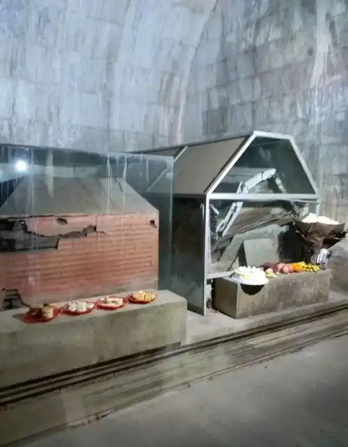 棺位之迷:在电视剧中,太后说皇帝把那拉皇后塞进纯惠皇贵妃的地宫里