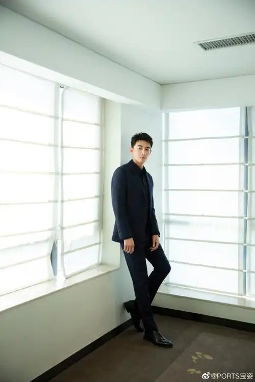 ports漫游者#演员@林更新身着#ports宝姿#经典款西服套装出席2023