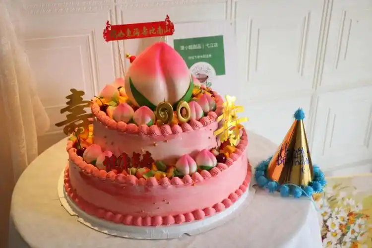 90岁儿孙满堂的蛋糕每位晚辈一个寿桃