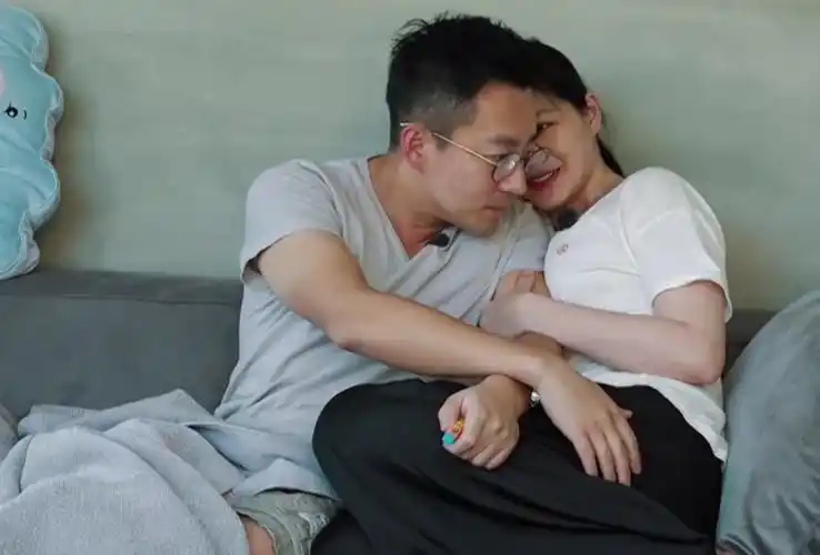 大s和汪小菲大白天就很放肆,把摄影师当空气,网友:真腻歪!