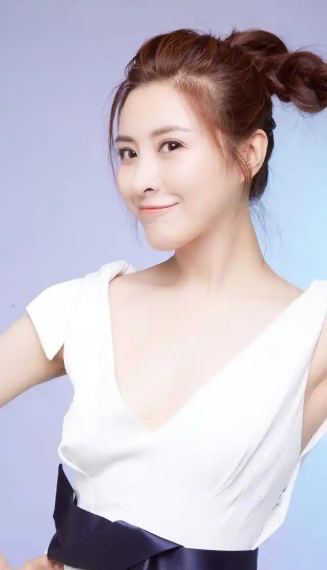 原创 美女演员王雅捷,轿车被盗,行李箱弄丢,依然心很大