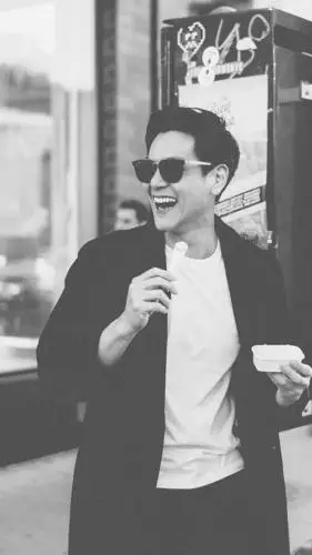 跪求彭于晏吃雪糕大笑的图片,这张图的背景图的原图图片如下