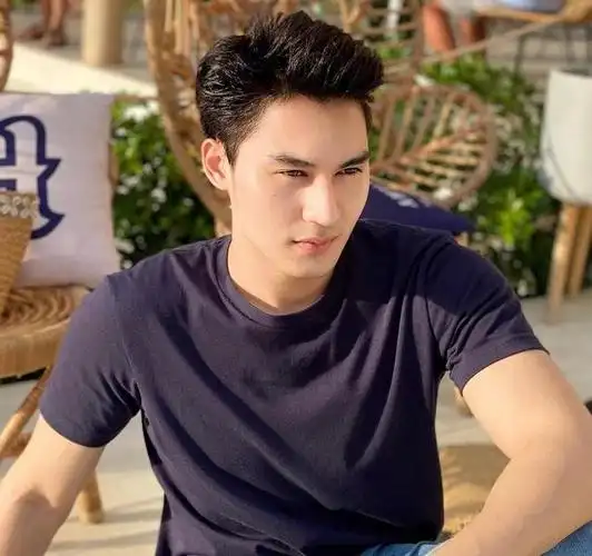 40几岁男士适合剪什么发型?试试这4款露额造型,硬朗轻熟又帅气