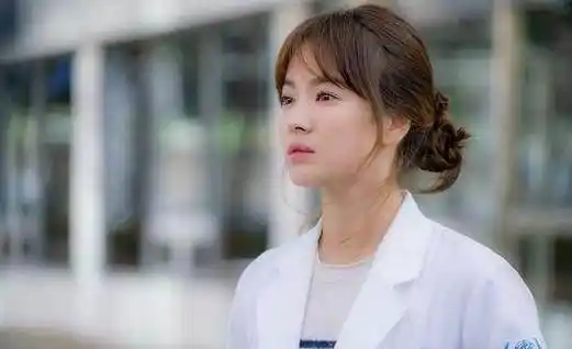 《太阳的后裔》宋慧乔的十八套衣服,图三优雅,图六人见人爱_衬衫_白色