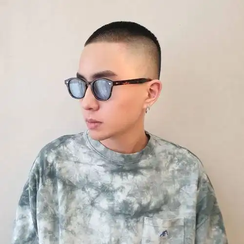 男生夏天别乱剪发型,试试这4款"两边铲光"发型,干净又帅气