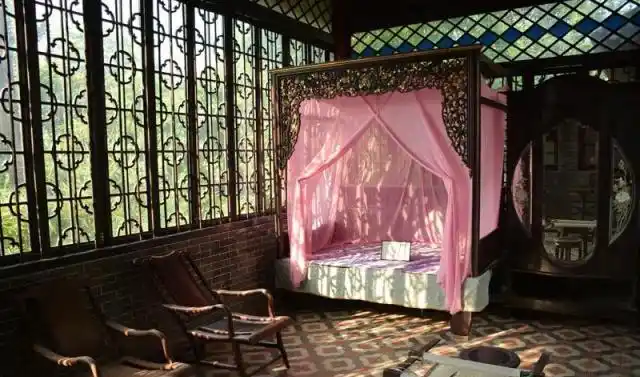 粉红的纱帐,古老的木镜,连刺绣的工具都在,唯独少了一位大家闺秀