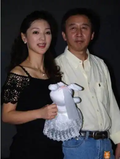 丈夫是著名导演冯小宁.