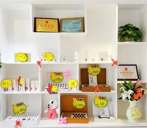 5,美容院产品柜展示区注意事项1)产品归类摆放.