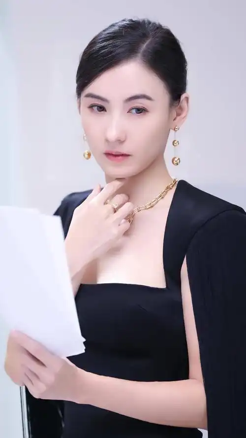 演员张柏芝,参加《乘风破浪的姐姐》突破自我,来看美照