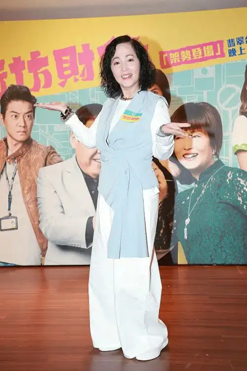 苑琼丹也逃不过老年瘦虽宽松穿搭不显身材但面部凹陷明显