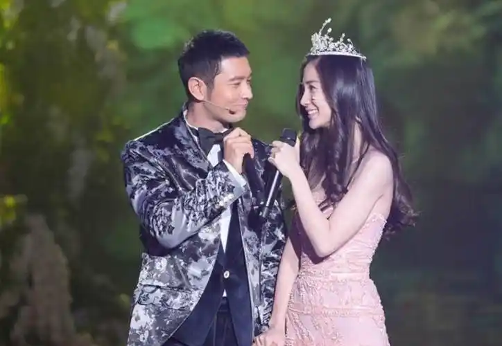 baby祝粉丝中秋快乐,晒与小海绵合照,母子好温馨!_杨颖_儿子_造型