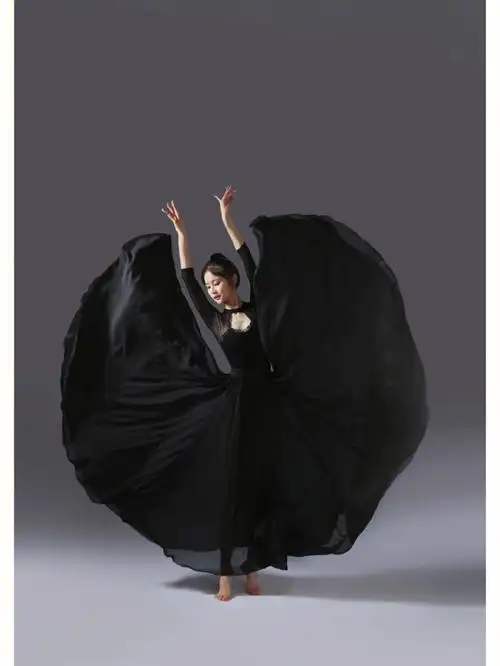 舞蹈艺术照黑色裙摆