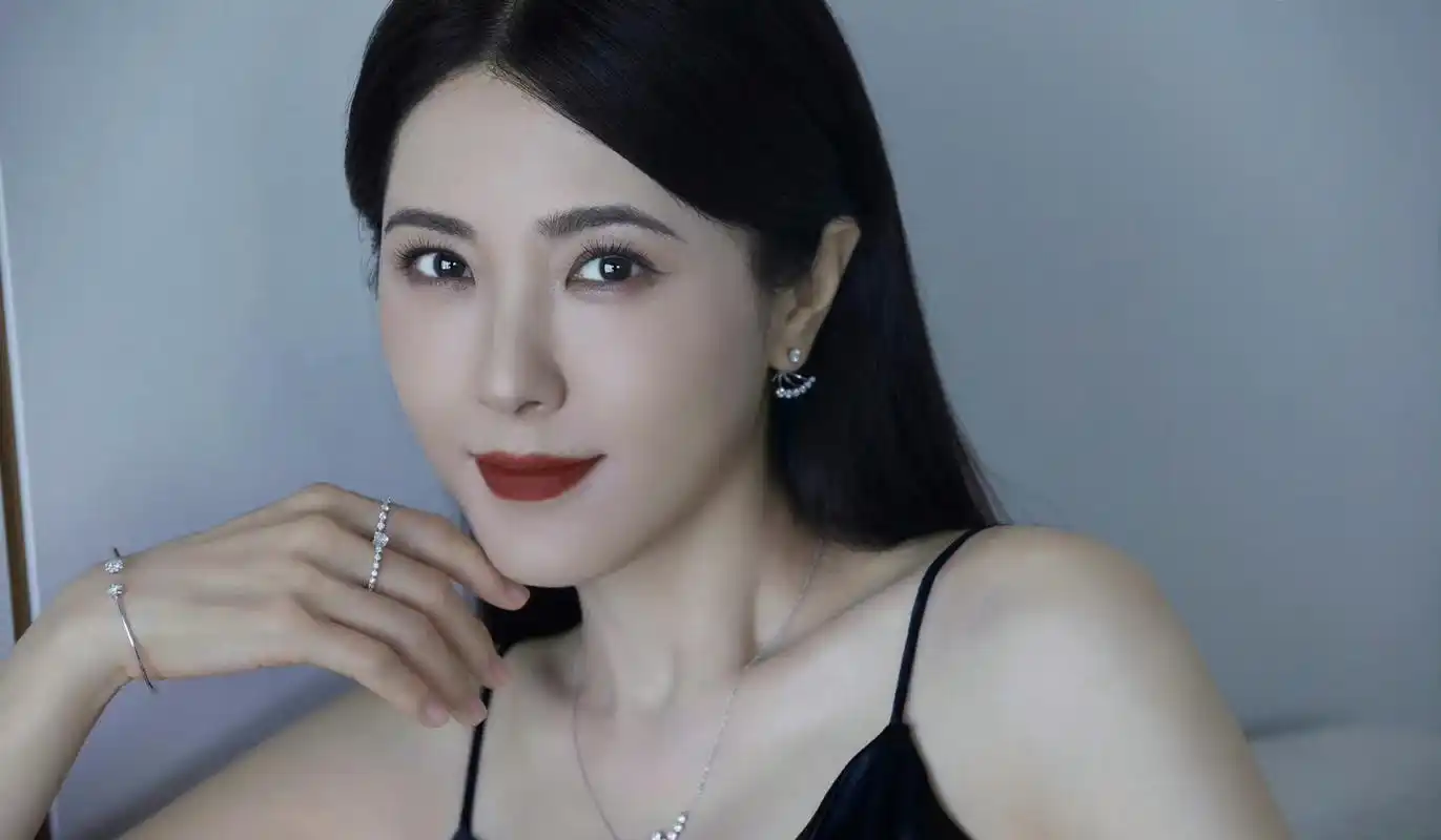 曾黎,火力全开,修身吊带裙,妩媚性感的女神魅力大杀四方,真的好迷人啊