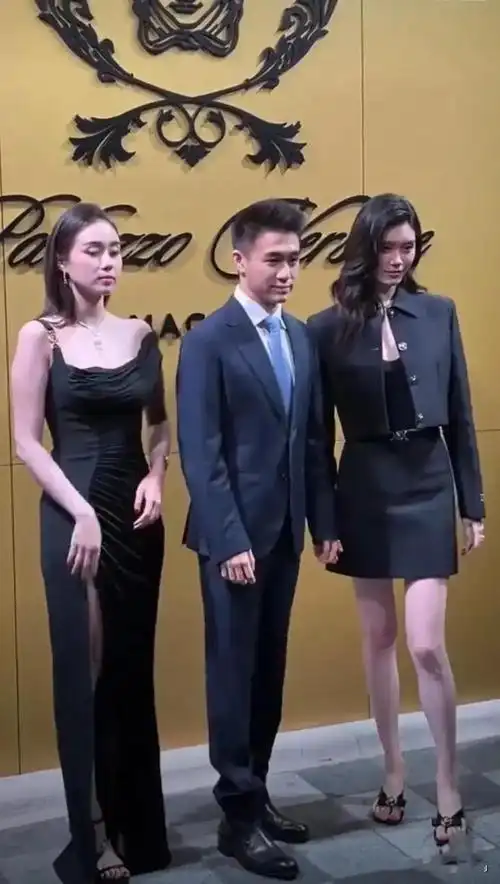 何猷君与奚梦瑶携手妹妹闪耀红毯展现家庭和谐之美