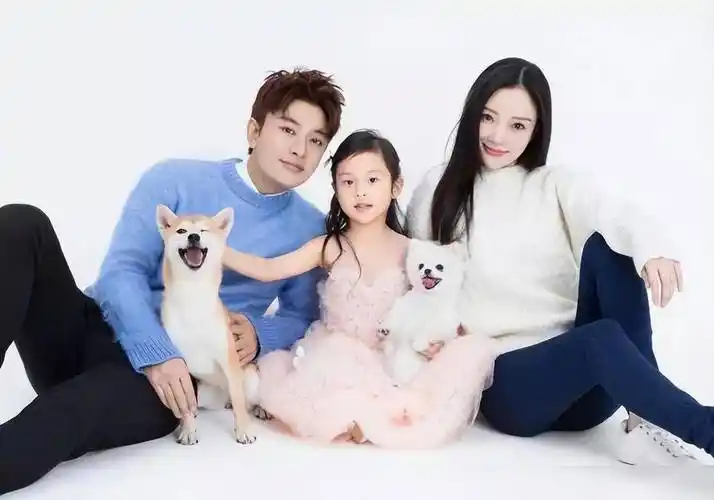 李小璐带甜馨三亚游玩,穿短裤故意露肩秀好身材,超大码脚太抢镜_照片