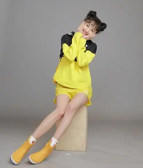 元气少女郑爽上线泡面刘海活泼可爱撞色运动装神似皮卡丘