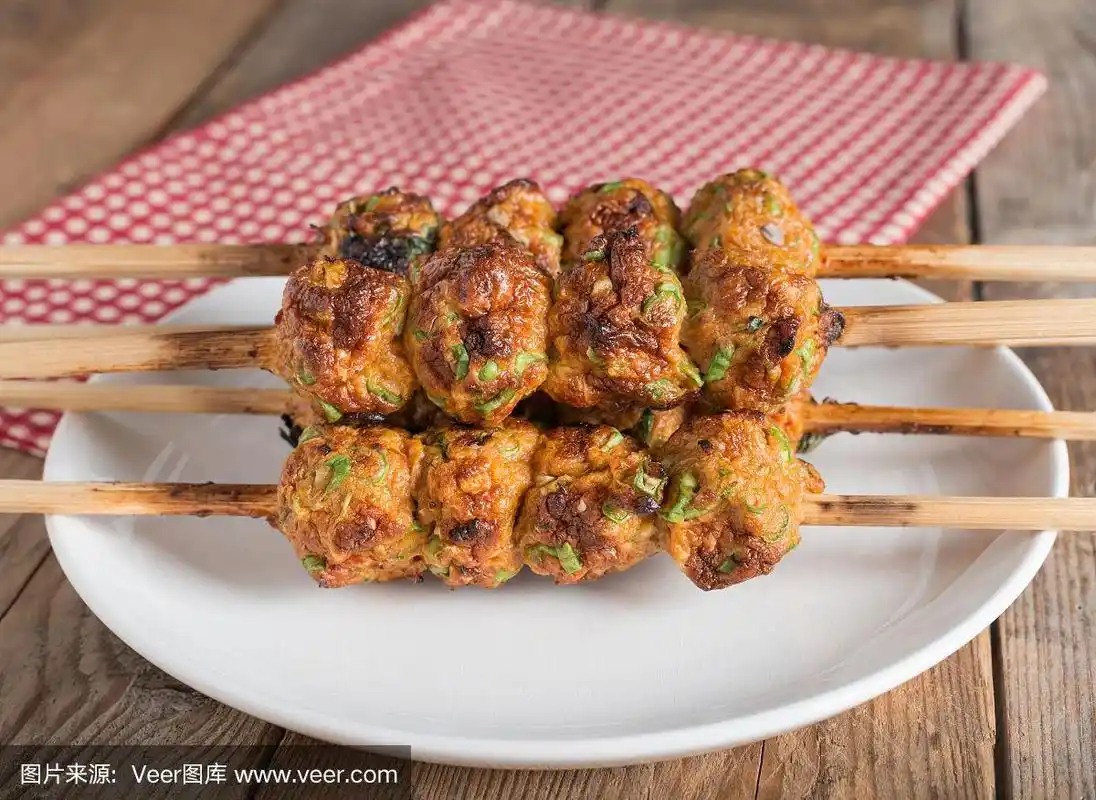 泰国咖喱鱼饼在白色盘子上烧烤.