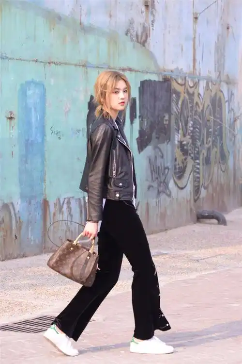 黑色皮夹克搭配丝绒长裤,一双白色板鞋,搭配出现小清新的感觉