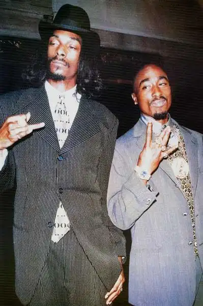 有关以下物品的详细资料: tupac 2pac & snoop dog suits 24x33
