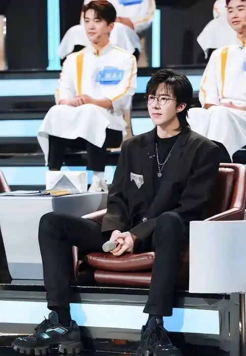 没有路人作为参照物,刘宇宁开了长腿特效?成功上了热搜的腿!