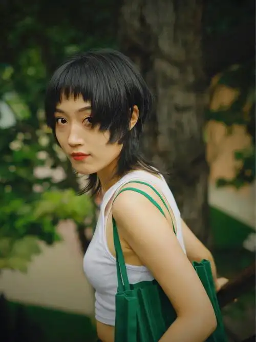 方脸短发77眉上刘海