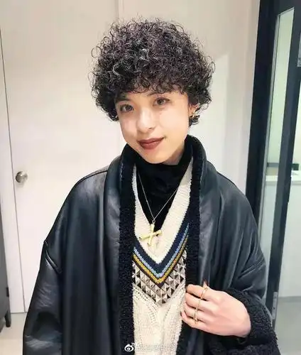 烫发时卷发的杠子越小,烫出来的蓬松感越强.