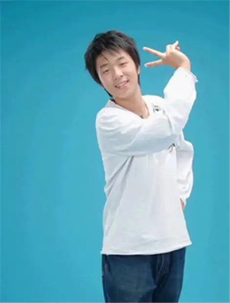 一边看着杜海涛以前瘦的时候的照片,一边再对比杜海涛现在的样子,不少