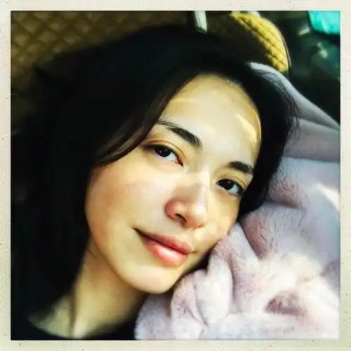 38岁姚晨素颜出镜依然美梨涡浅笑从容优雅