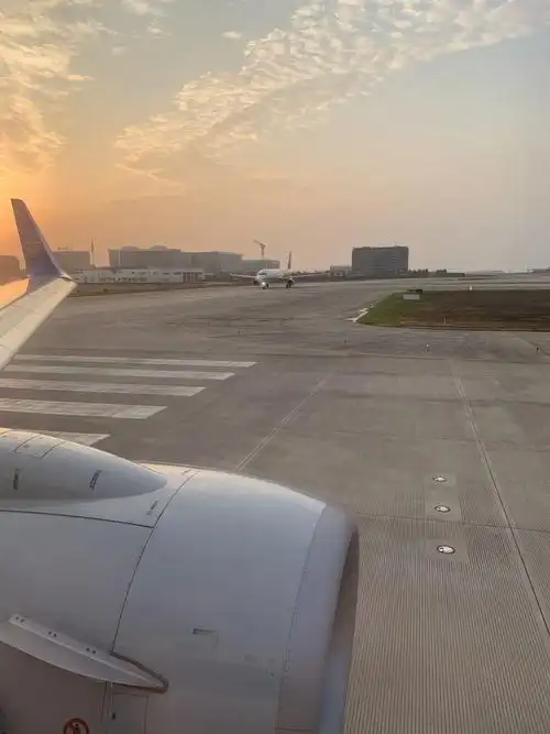 最后上两张飞机上拍的照片.