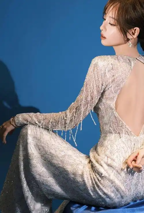 张嘉倪深v连体裤秀婀娜身姿梳低马尾眉眼动人气质佳