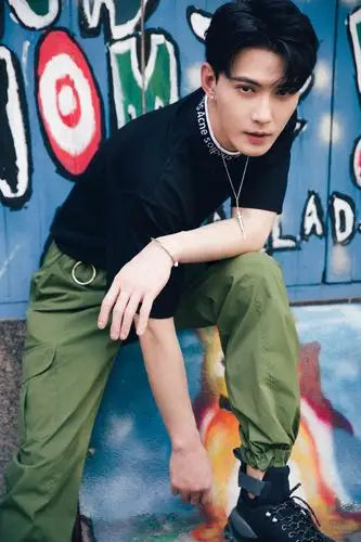 徐正溪曝光春日写真 魅力吸睛演绎潮酷型男