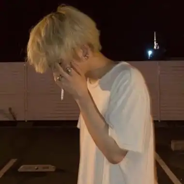 高清颓废的帅气吸烟男头图片-男生头像-糖果壁纸