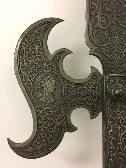 lot 121: halberd with mounting bracket 戟