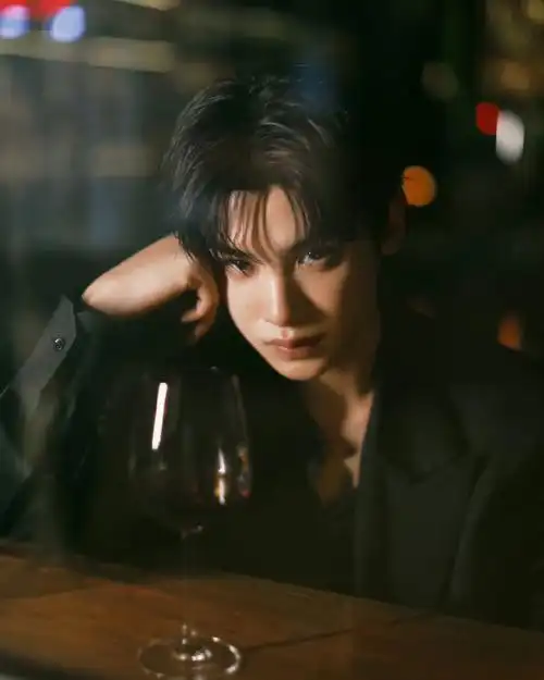 黄明昊经典黑西装##黄明昊华表奖工作室出图