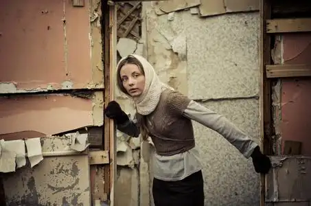 年轻的女孩穿着的可怜的毛衣和围巾照片