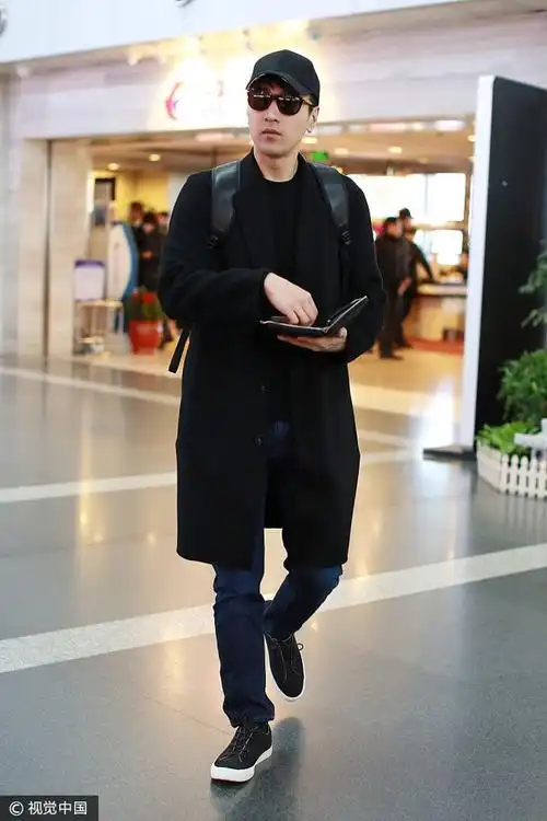 赵又廷 黑色大衣休闲鞋 混搭帅气时髦