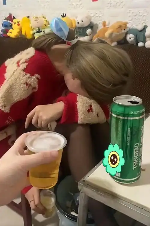 女孩失恋饮酒,哭得太委屈,网友:不要哭,不然对不起腿上的纹身