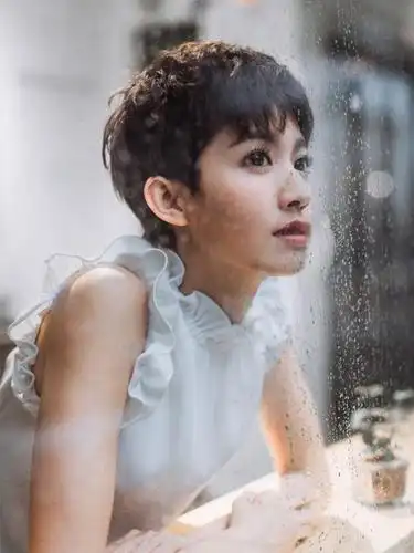 短发少女的春天,穿衣可帅酷可甜美,不信你看蔡思贝